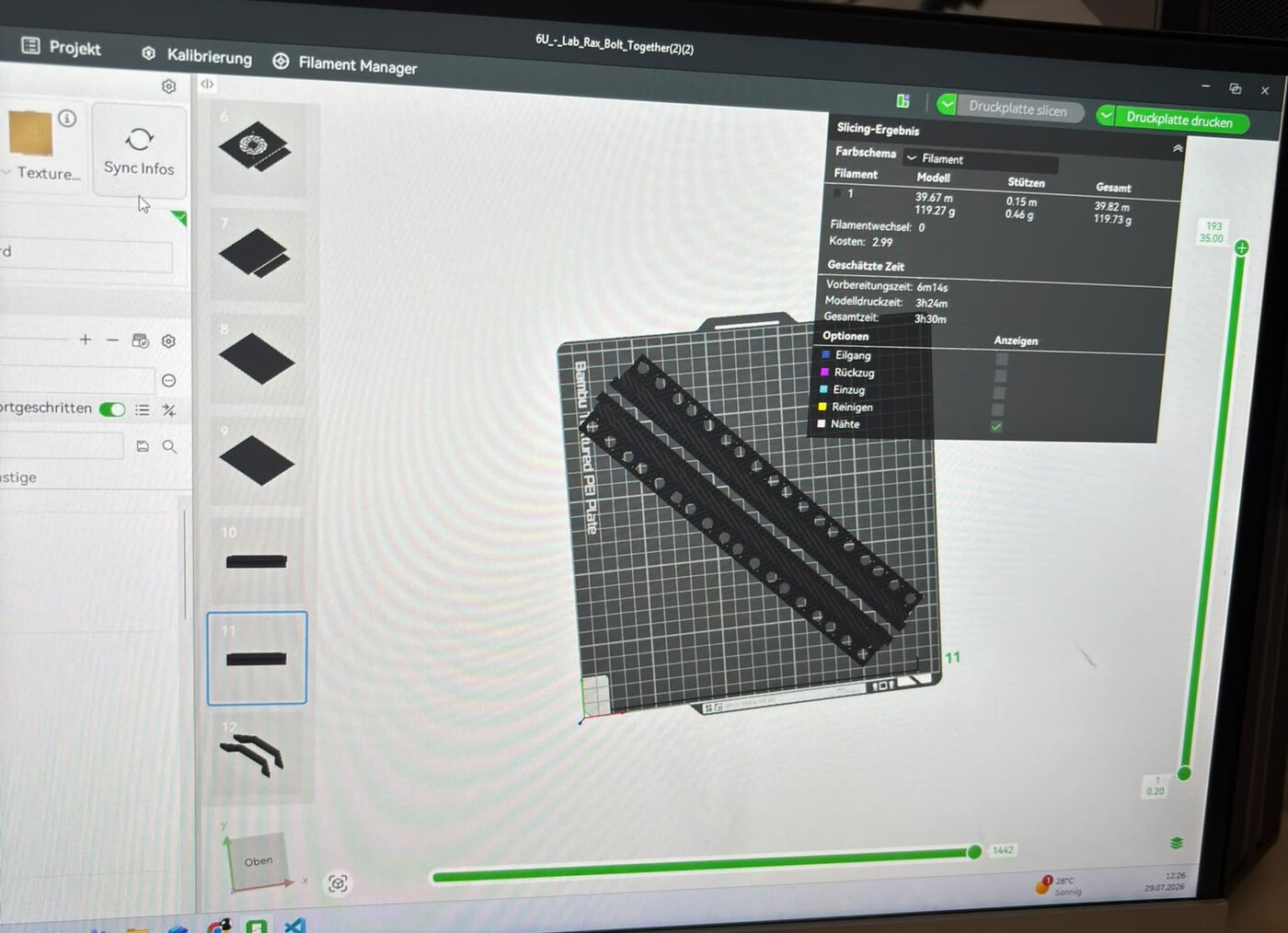 Bambu Studio mit einer geslicten Druckplatte für eine Rack-Schiene, rechts das Slicing-Ergebnis mit Filamentverbrauch und geschätzter Druckzeit.