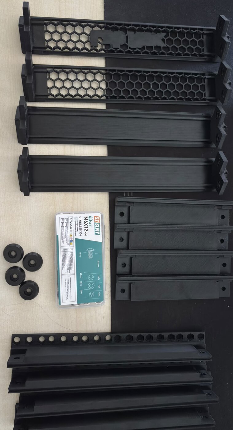 Alle gedruckten Rack-Teile auf dem Schreibtisch ausgelegt, dazu eine Box mit Edelstahlschrauben und vier Gummifüsse.