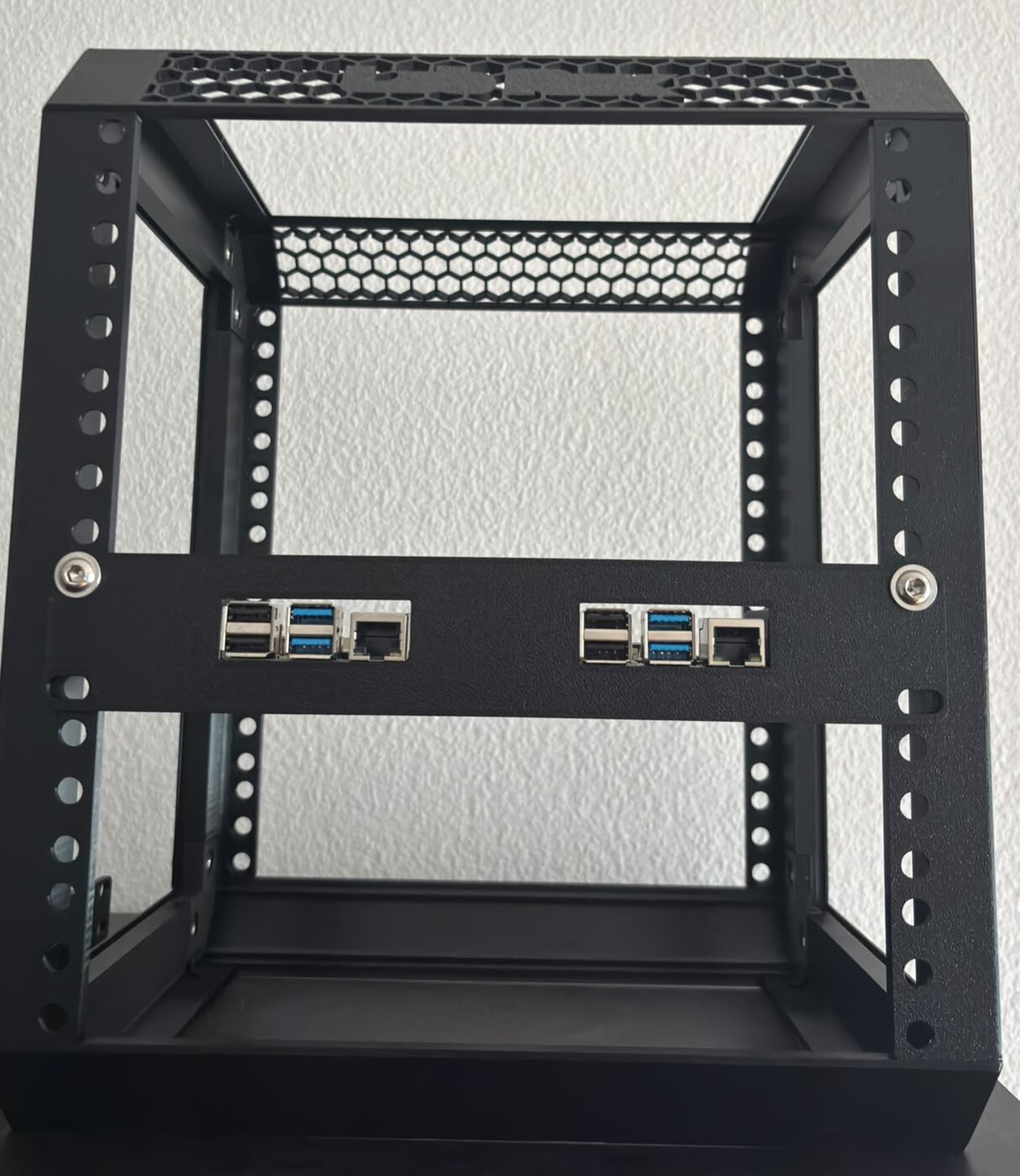 Das Rack von vorne mit zwei eingebauten Raspberry Pis, deren USB- und Netzwerkanschlüsse nach vorne zeigen.